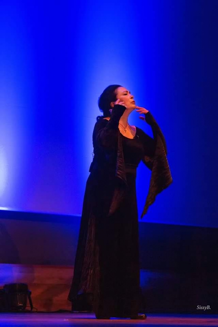 ''&Delta;&Upsilon;&Omicron; &Gamma;&Upsilon;&Mu;&Nu;&Alpha; &Alpha;&Sigma;&Pi;&Rho;&Alpha; &Chi;&Epsilon;&Rho;&Iota;&Alpha; '' &Theta;&Alpha; &Alpha;&Gamma;&Kappa;&Alpha;&Lambda;&Iota;&Alpha;&Sigma;&Omicron;&Upsilon;&Nu; &Tau;&Iota;&Sigma; &Sigma;&Epsilon;&Rho;&Rho;&Epsilon;&Sigma;   &Mu;&Epsilon; &Tau;&Eta; &Mu;&Epsilon;&Lambda;&Iota;&Nu;&Alpha; &Mu;&Pi;&Omicron;&Tau;&Epsilon;&Lambda;&Lambda;&Eta;