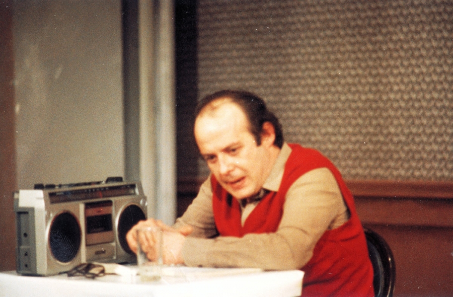 "&Omicron; &Theta;&Rho;&Iota;&Alpha;&Mu;&Beta;&Omicron;&Sigma; &Tau;&Omicron;&Upsilon; &Epsilon;&Rho;&Omega;&Tau;&Alpha;" &Mu;&Alpha;&Rho;&Iota;&Beta;&Omicron;